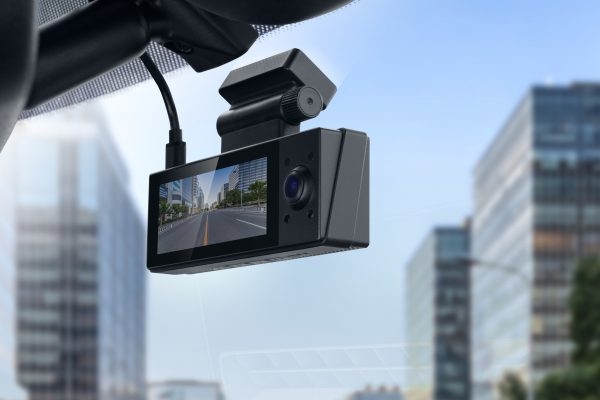 Dashkamera-enheten filmer alt som skjer foran bilen og alt som skjer i bilen. Leveringstid 4-6 dager. 